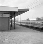 859330 Gezicht op het perron van het N.S.-station Zoetermeer te Zoetermeer, met op de achtergrond de ...